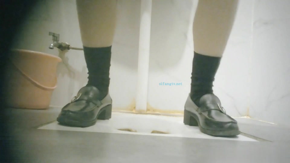 固定摄像机偷拍方格短裙美女