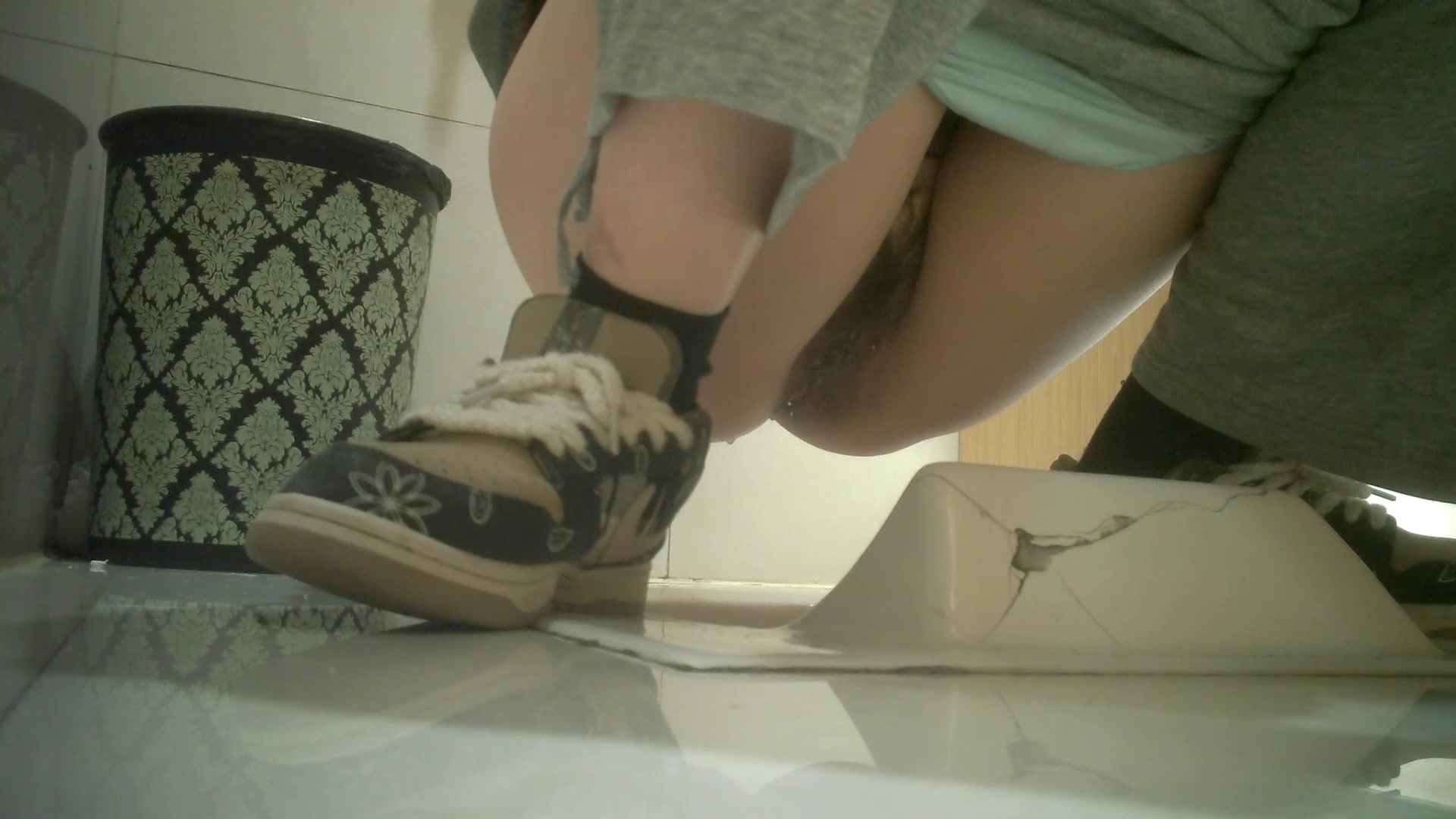 大神潜入商场女厕偷拍极品美女的小嫩B