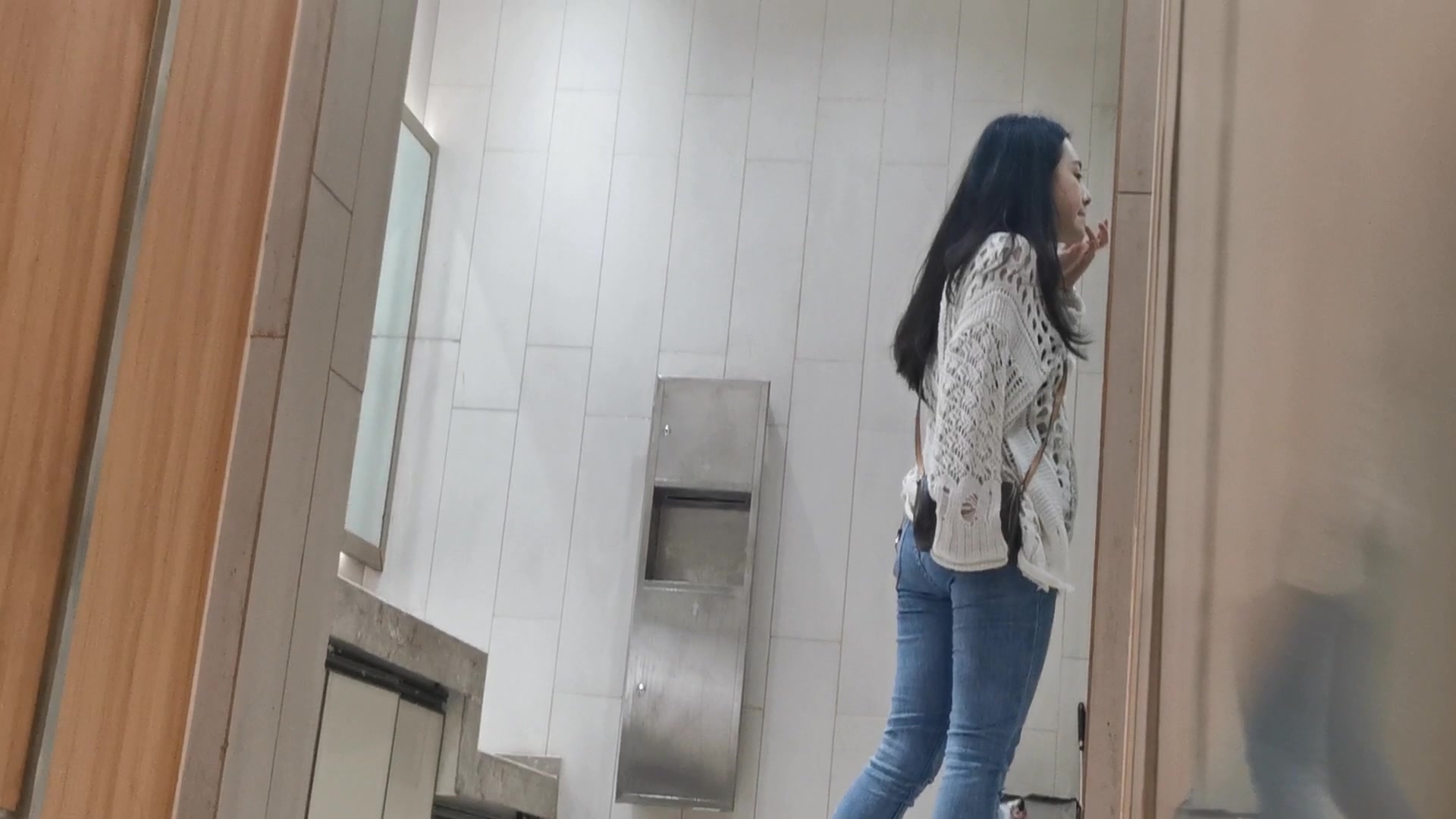 办公楼蹲守走路带着骚气高跟尤物,馒头穴太滑了顺着屁股往下流