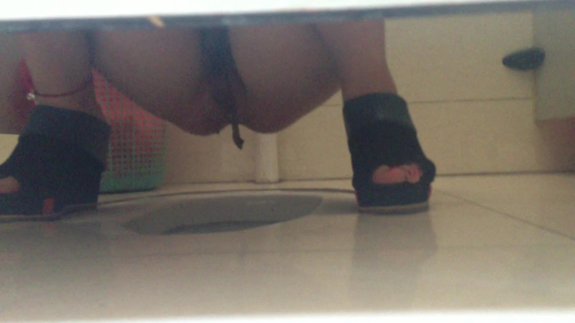 大神直接闯入公园女厕趴下偷拍 漂亮美女的嫩B