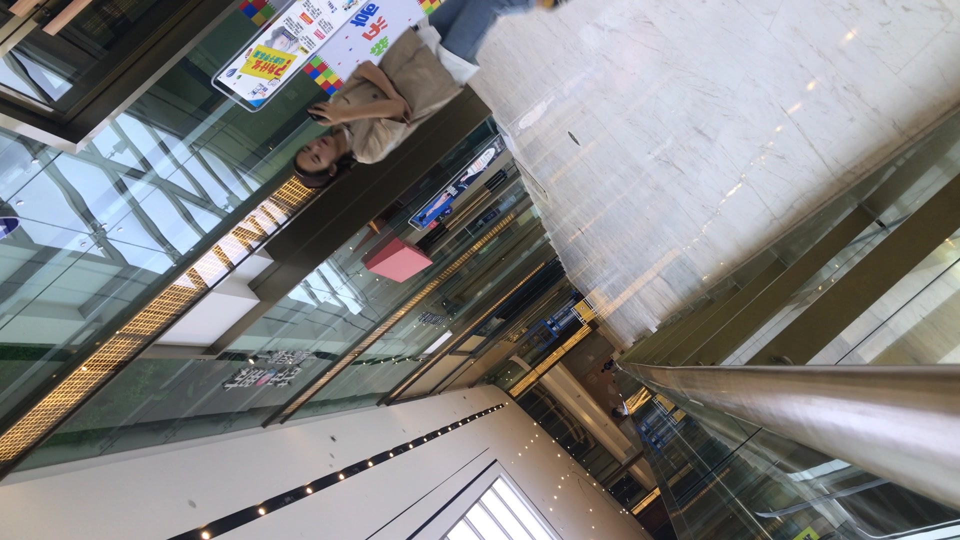 逛万达影城碰到的一个漂亮妹子 尿完擦都不擦尿完就走