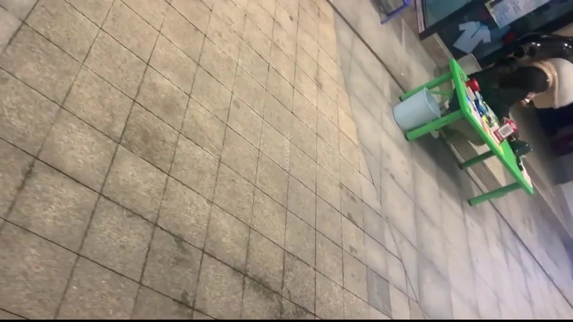 看手机太投入这样拍脸都没发现