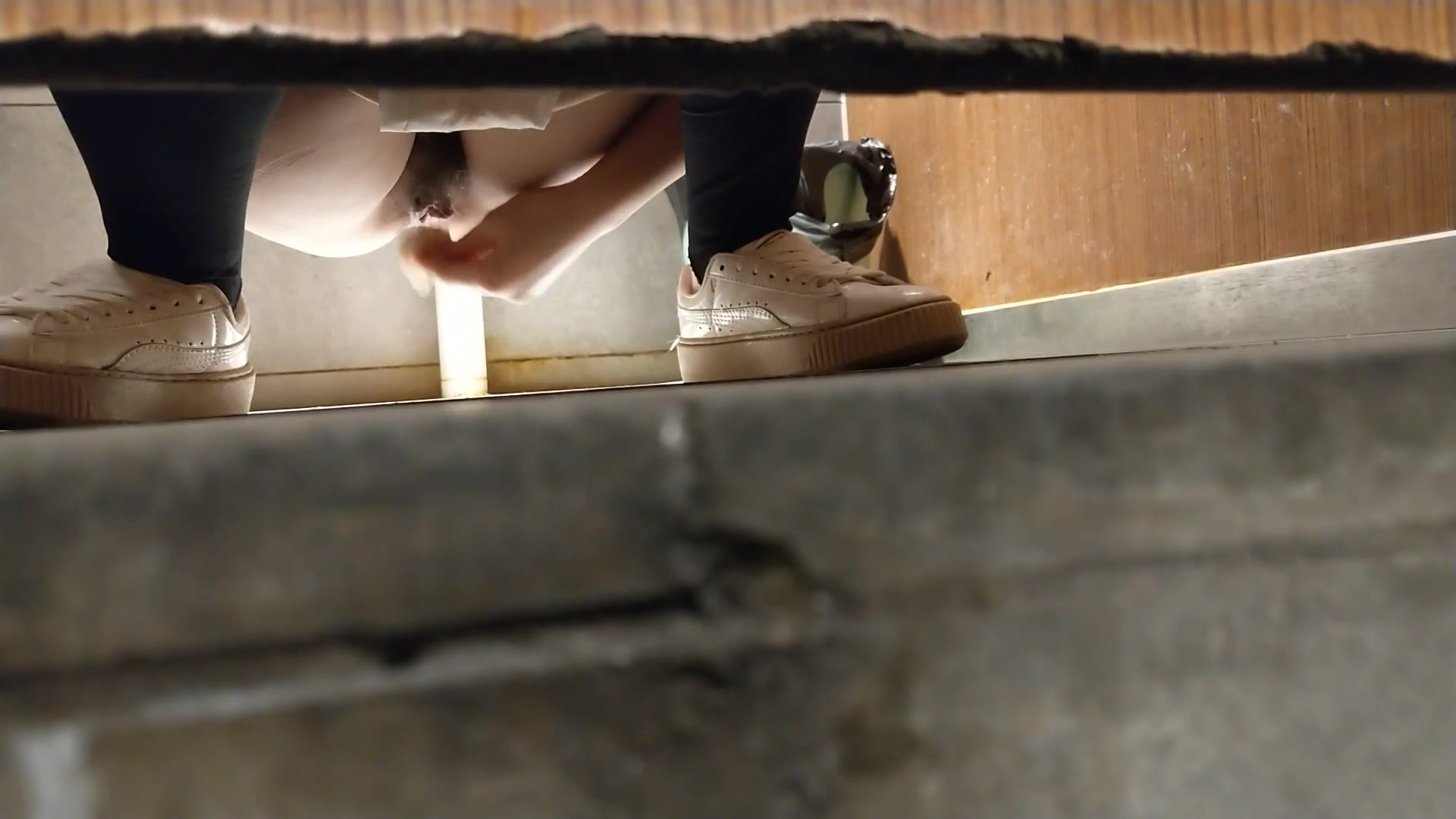 大神直接闯入商场女厕偷拍 大阴唇长的像小鸡的卷发少妇