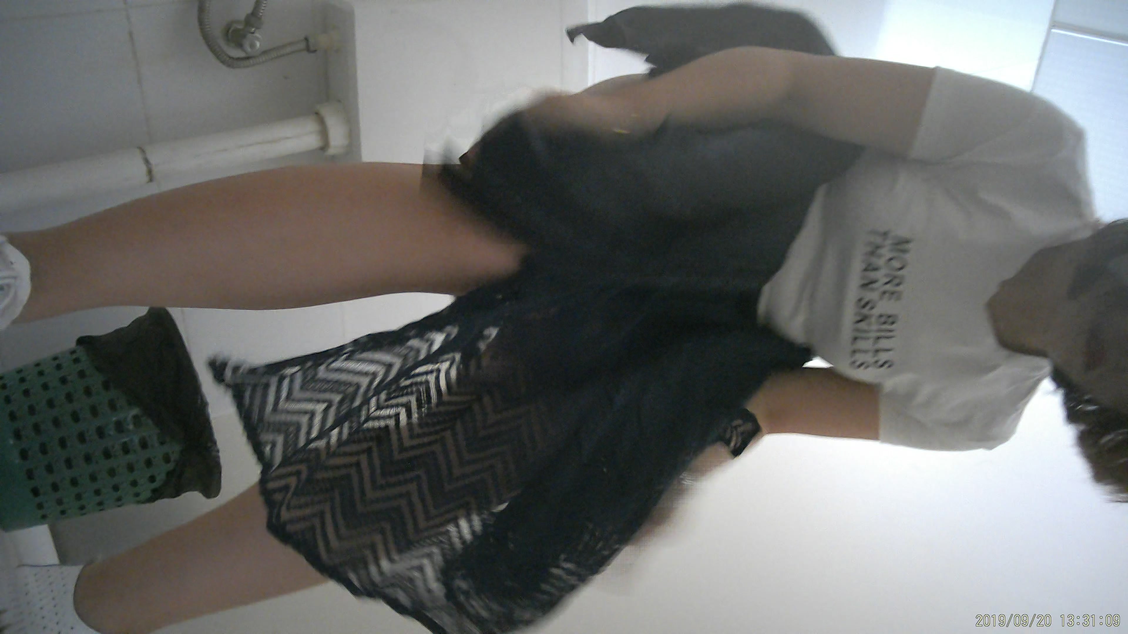 4K电子厂原版 白衣黑裙小美女身材不错 鲍鱼毛毛有点多