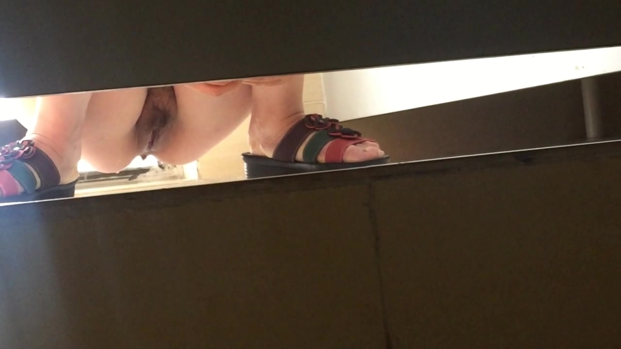 潜入办公楼偷拍公司新来的小妹