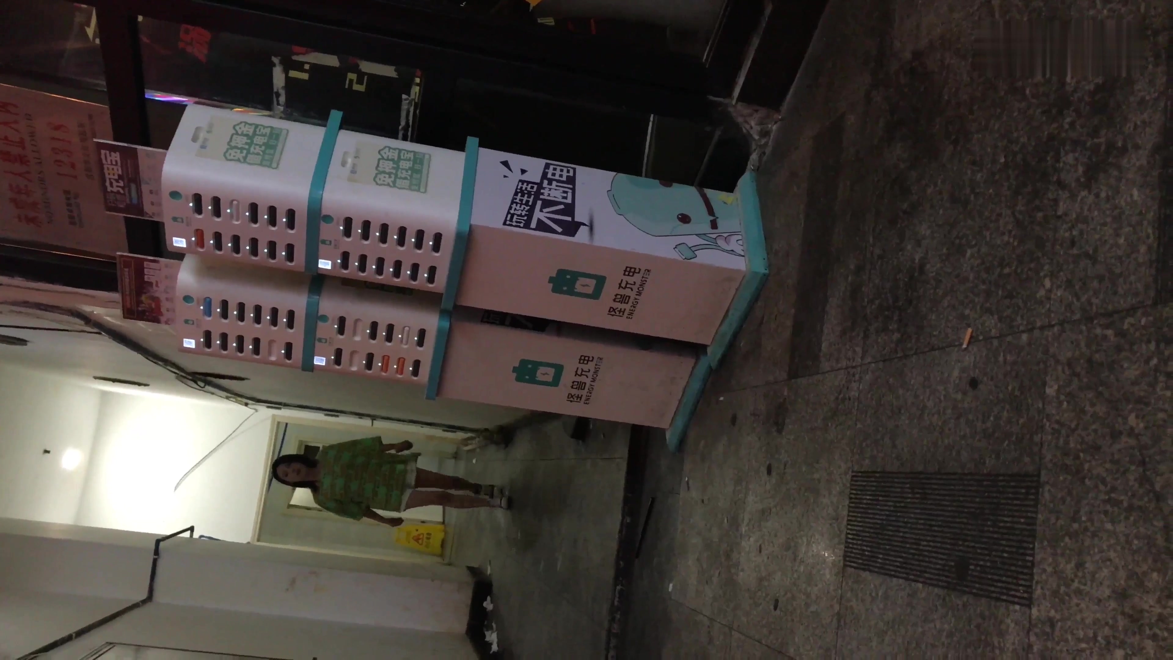 大神网吧门口守候清纯小美女多毛的鲍鱼