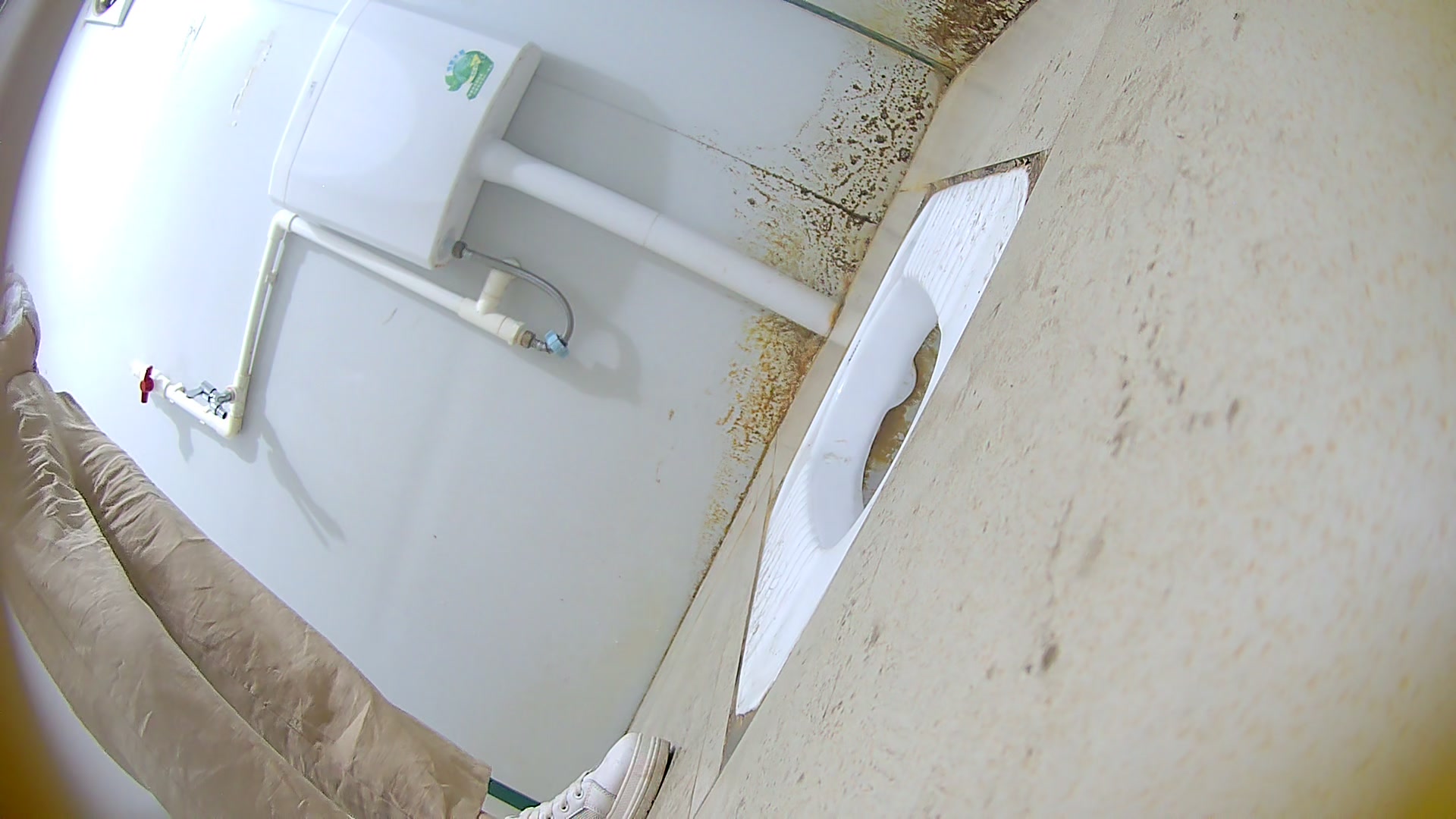 步行街偷拍漂亮少妇的黑鲍鱼