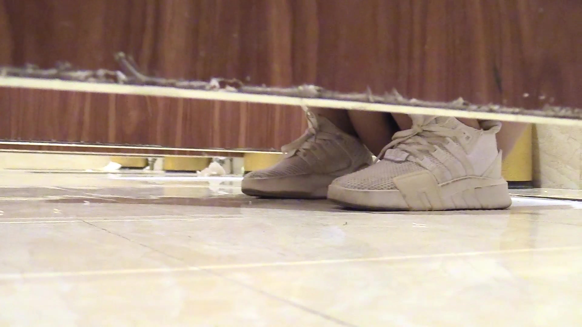 大神潜入办公楼内部女厕偷拍抽烟的可爱小美女