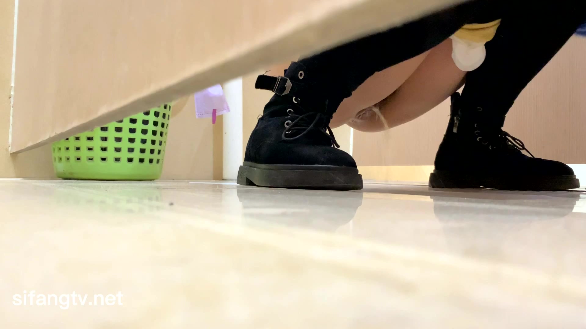 商场女厕偷拍 漂亮美女雪白肥臀 水润嫩逼