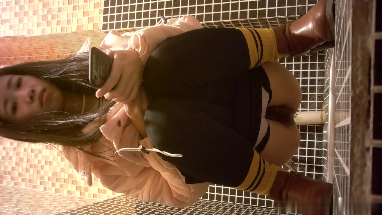 餐厅女厕偷拍短裙美女的小黑鲍