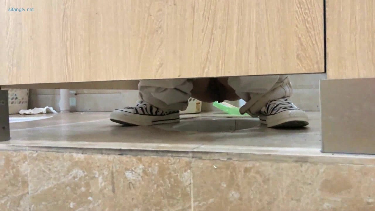 大神潜入酒店女厕偷拍 大长腿白裤子的小美女