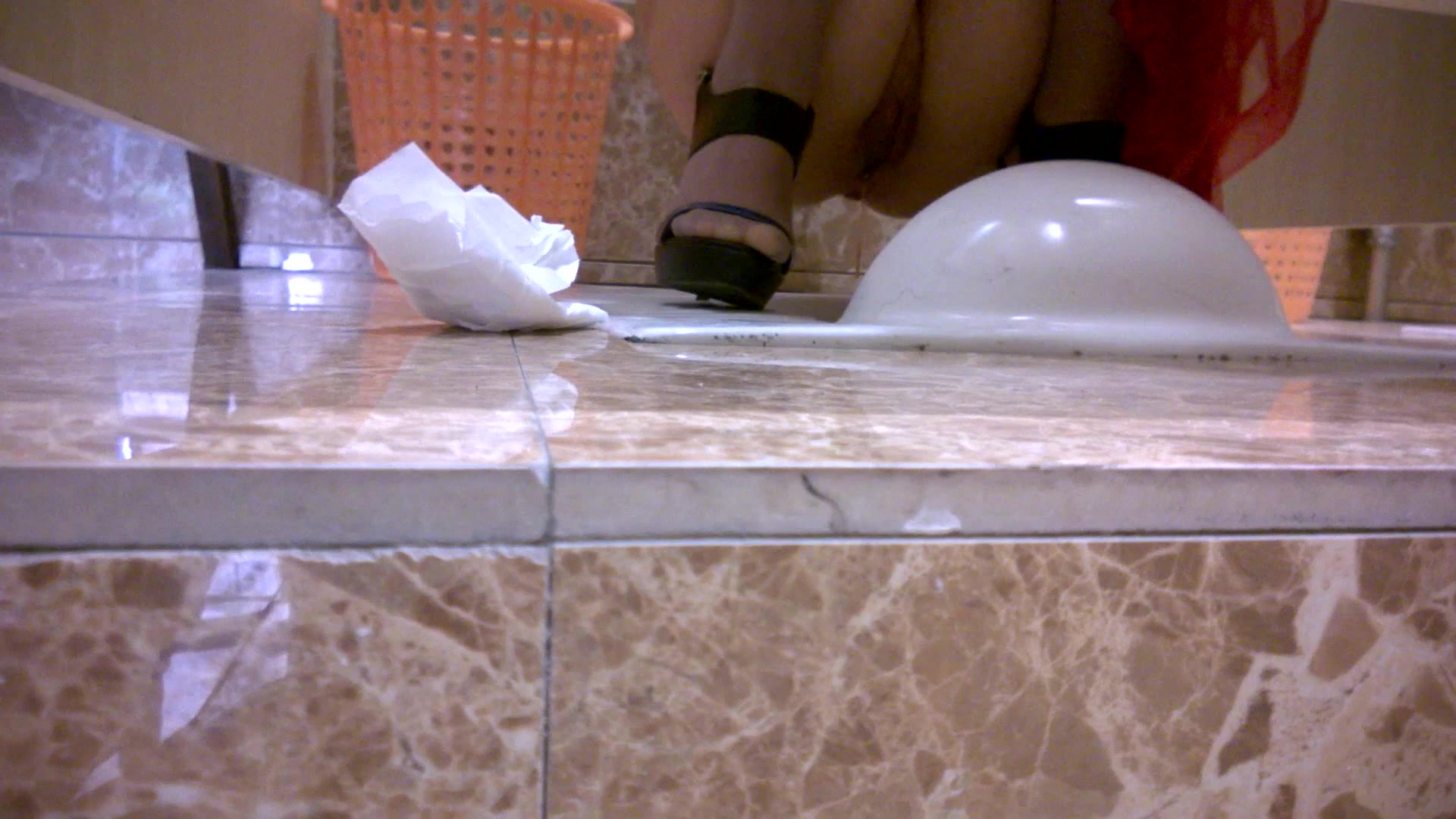 大型商场一路跟踪尾随偷窥 两位美女的极品小嫩鲍