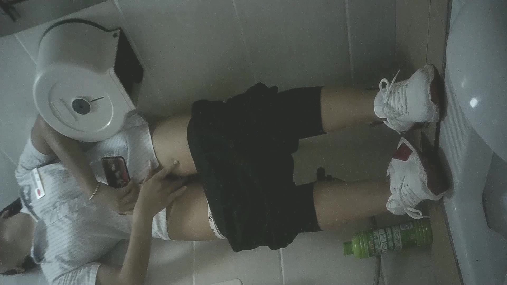 男朋友才出差一星期,就这么急不可耐 自己躲在卫生间一边看以前做爱自拍视频一边自慰