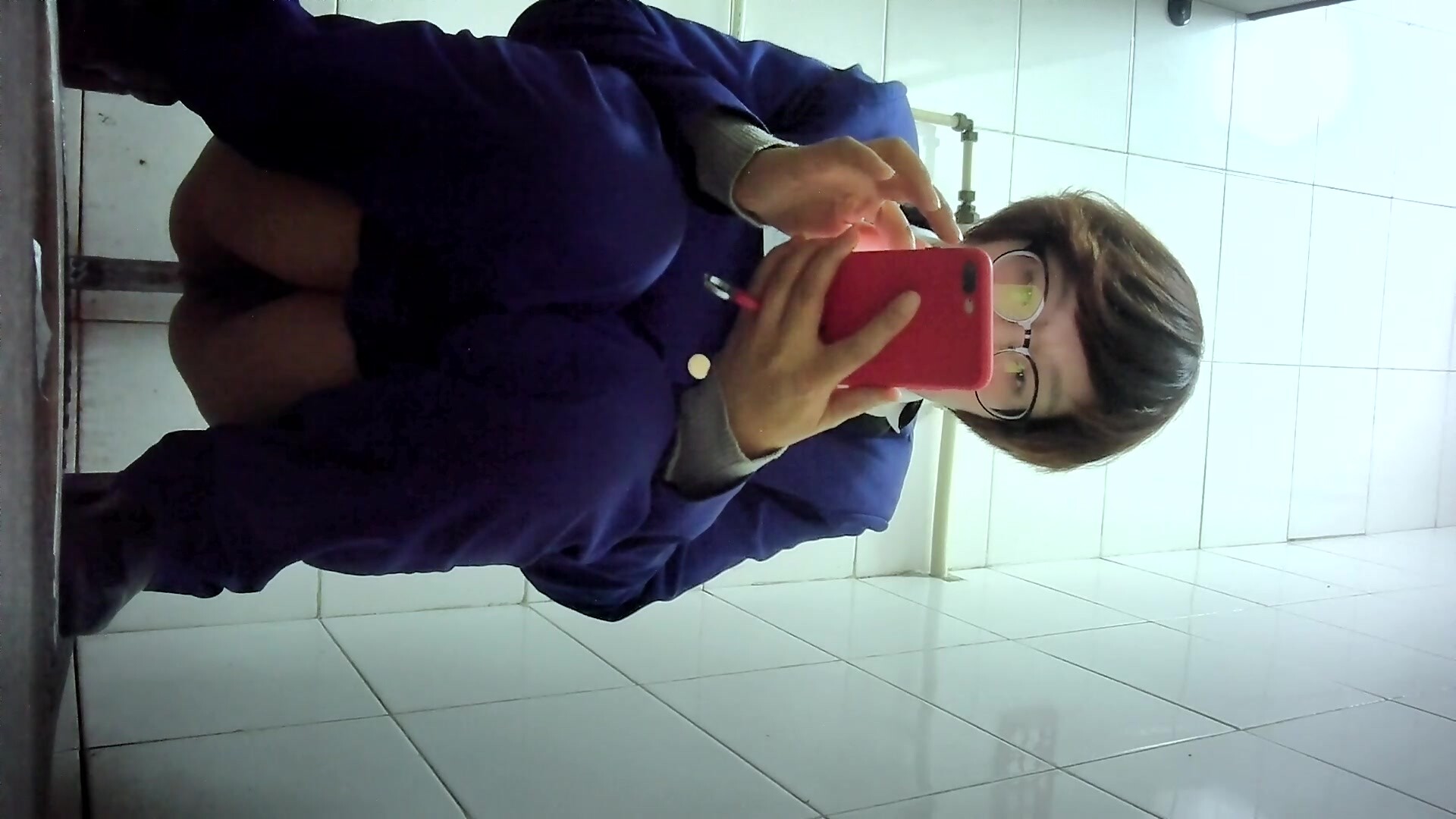 【经典电信大楼蹲厕正面全套】这期不少美女，尿尿声音好听极了（原档1080P第三期) (5)