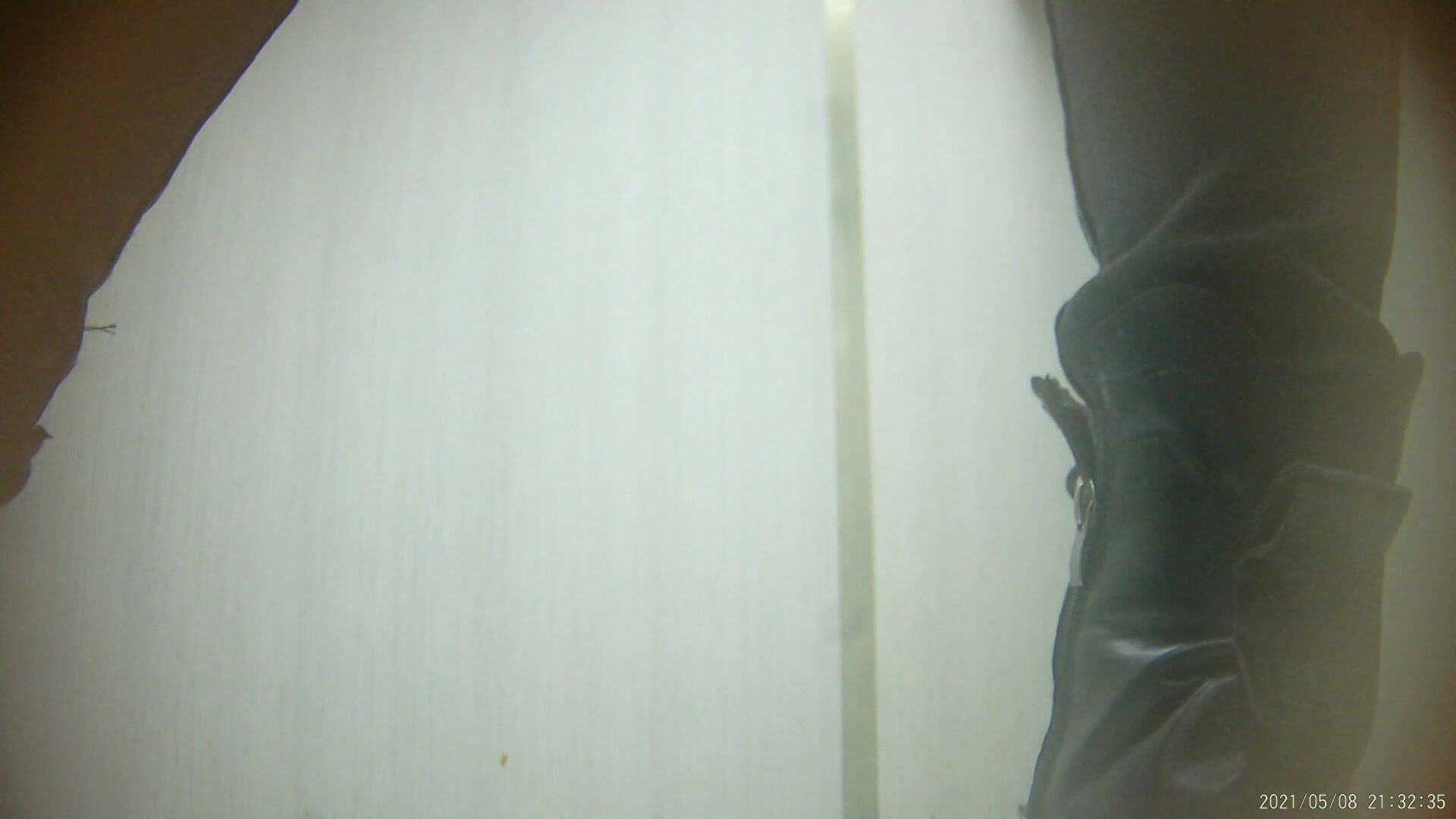 商场女厕连拍三位年轻少妇的小嫩B各有千秋