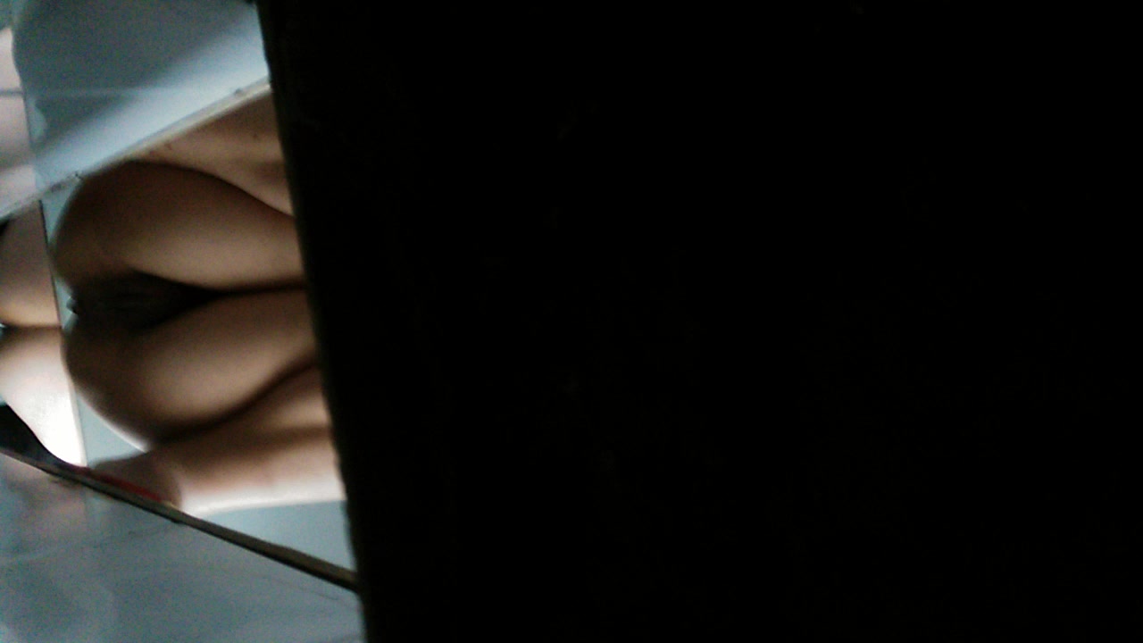 只顾玩手机的美眉拍了你的B 还要拍你的脸