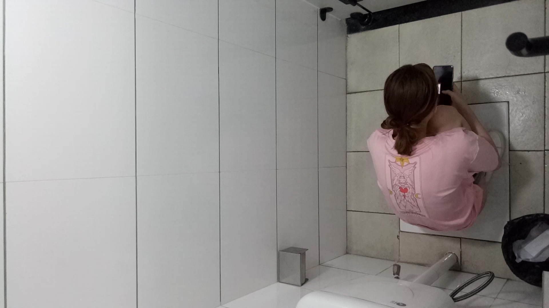 超清360度全景厕拍粉红体恤妹子的小穴