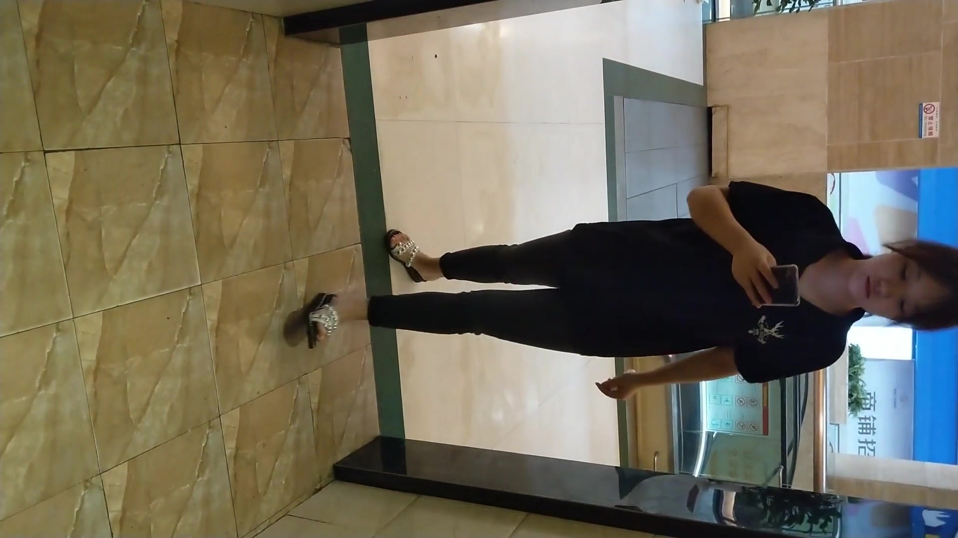 最新商城偷窥黑衣马尾美女嘘嘘