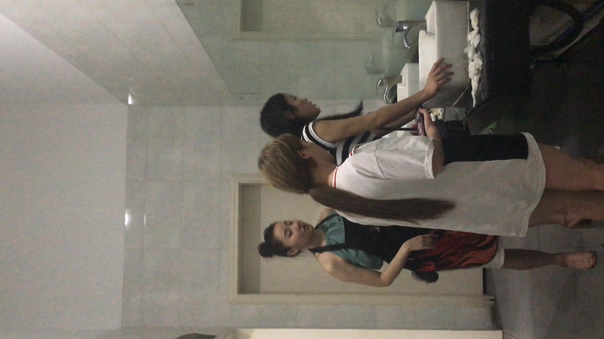 喝多的气质白领高跟长裙美女 潮红嫩穴太馋人了