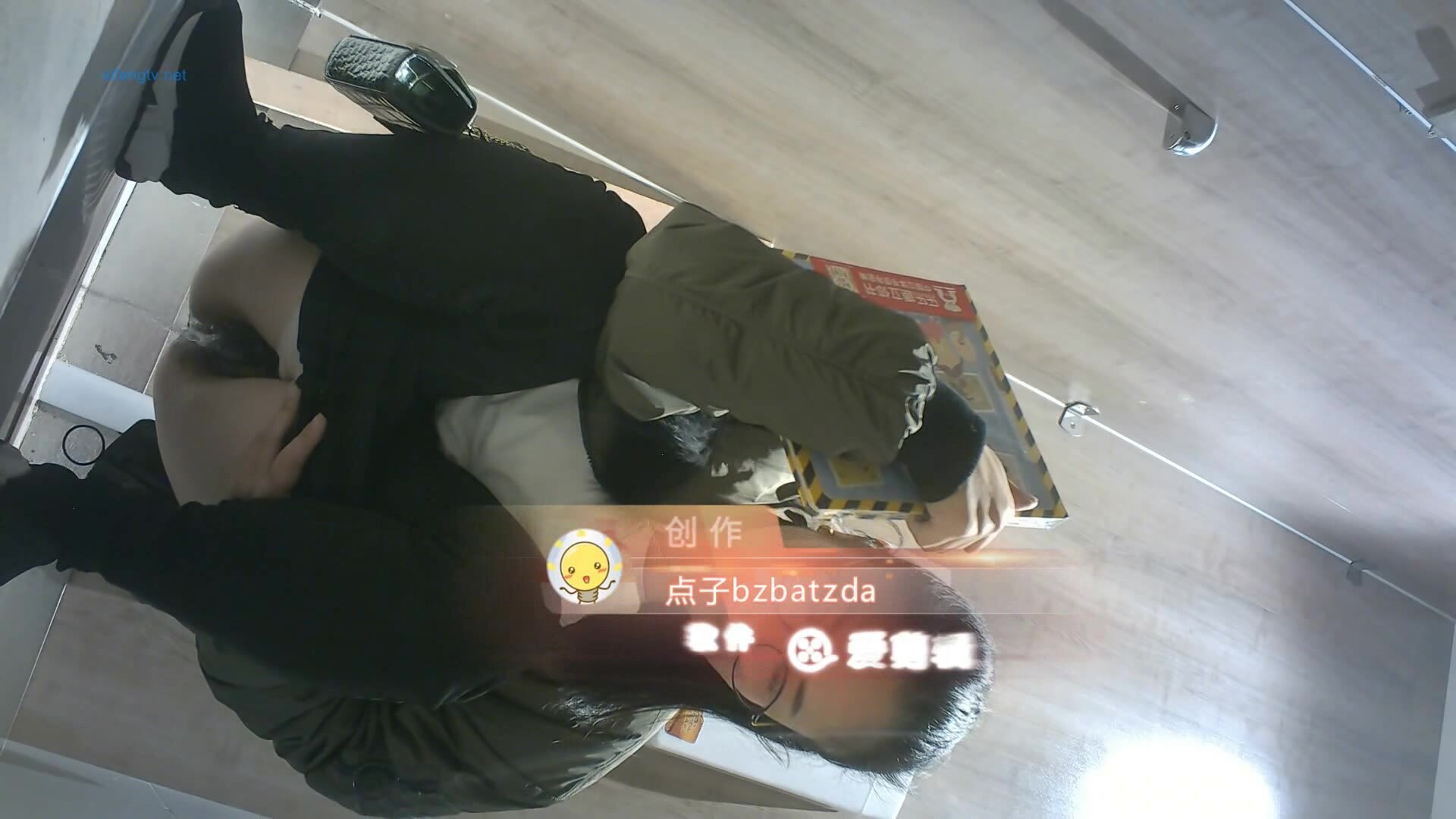 【CP经典】商场女厕全景偷拍11位年轻妹子颜值都还挺不错的（一 ） (11)