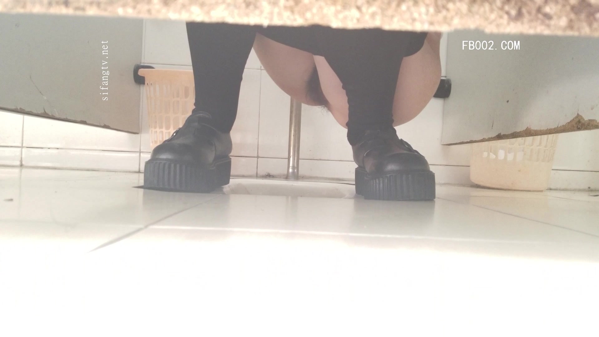 最新大学偷窥马尾辫青春美眉嘘嘘