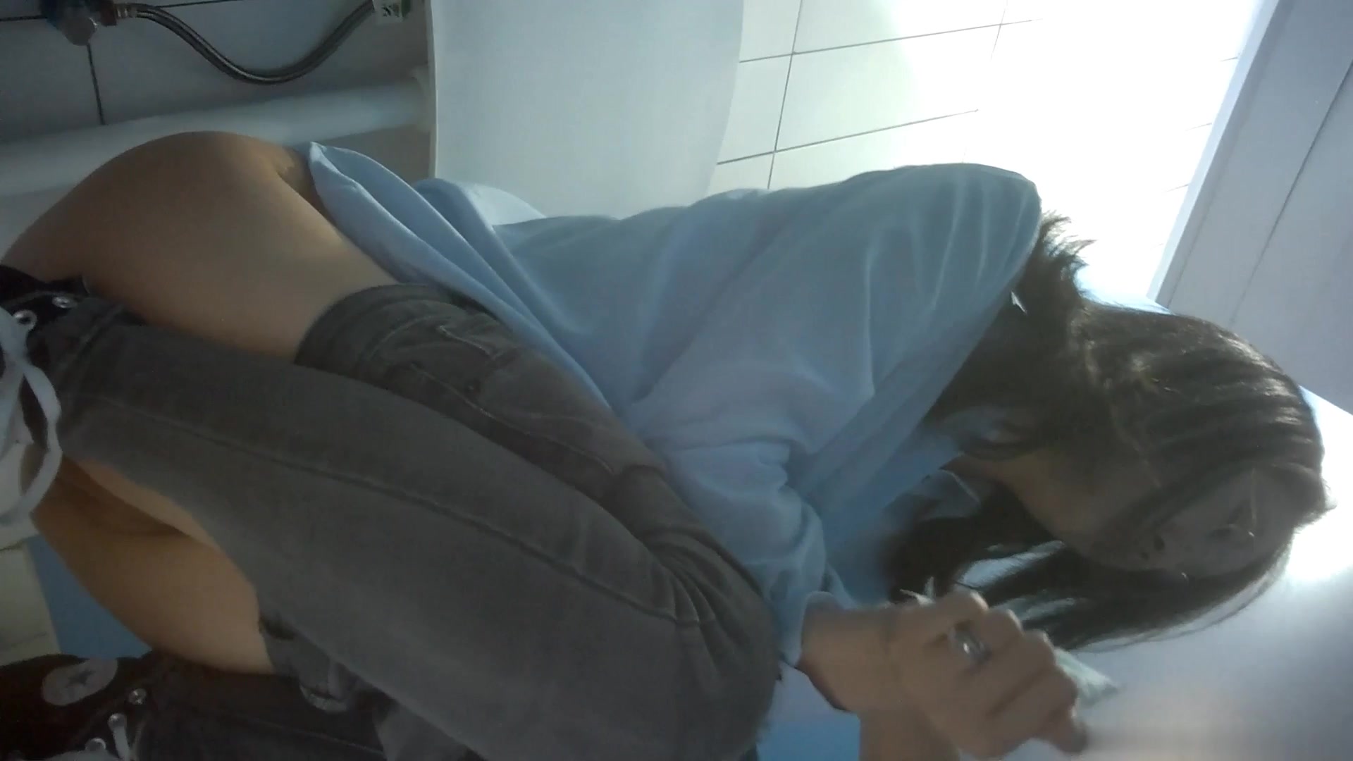 大神潜入写字楼偷拍 大长腿美女同事 大腿夹的挺紧能拍到她的嫩鲍真不容易