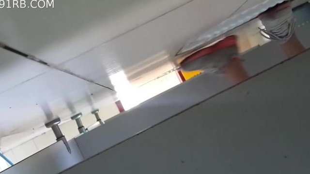 国内厕拍大神潜入某高校教学楼女厕近距离偷拍什么原因妹子在走廊学习1080P高清无水印原版