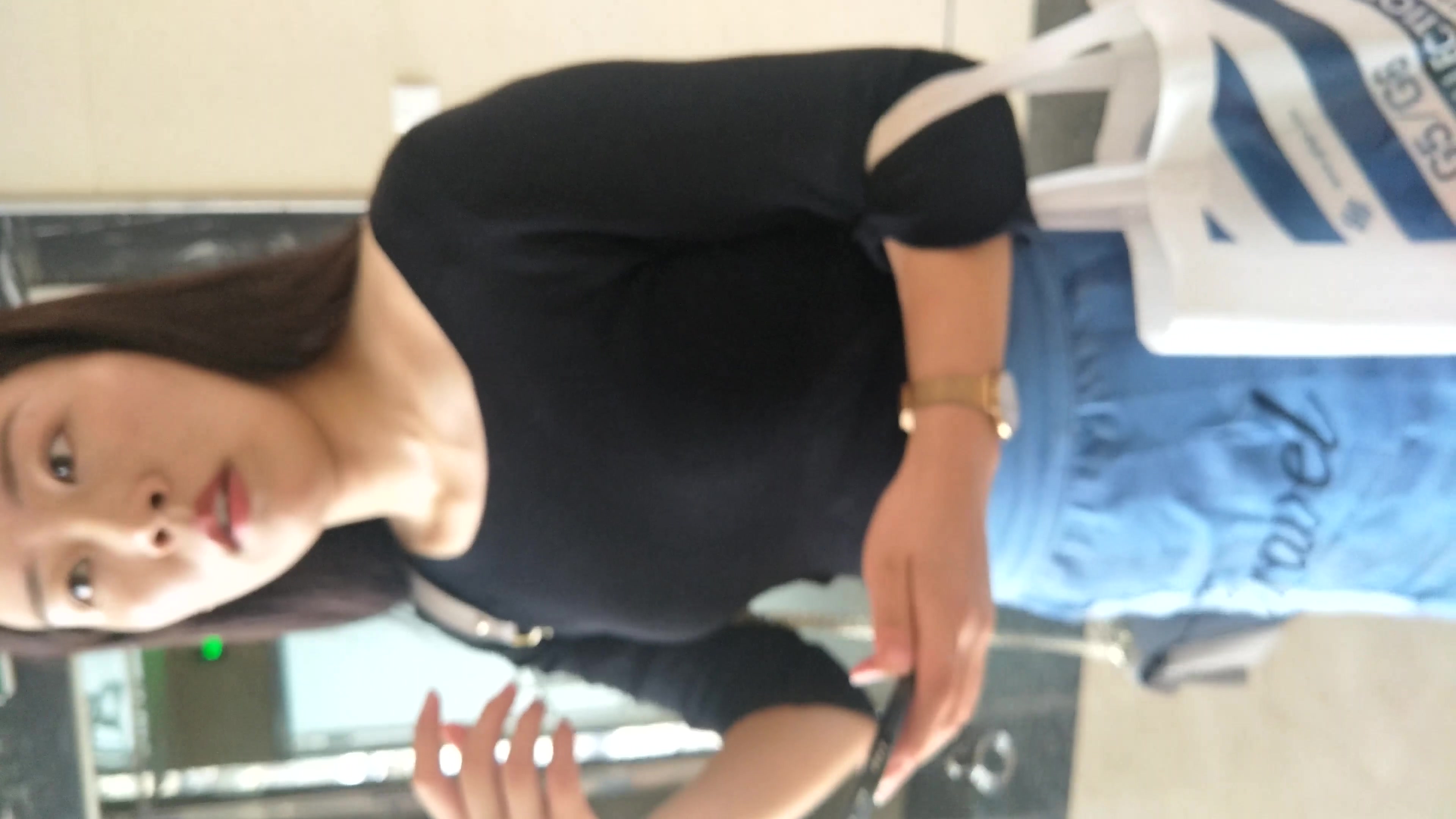 服务中心办事盯上一个年轻少妇 一路跟踪打开手电筒偷拍鲍鱼 出来还要拍她的脸