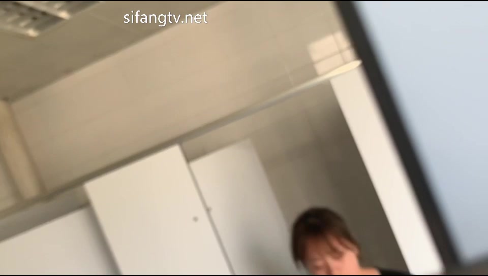 五月最新流出国内厕拍精选炎热的夏季,妹子们穿的都比较清凉,私处也干爽爽的