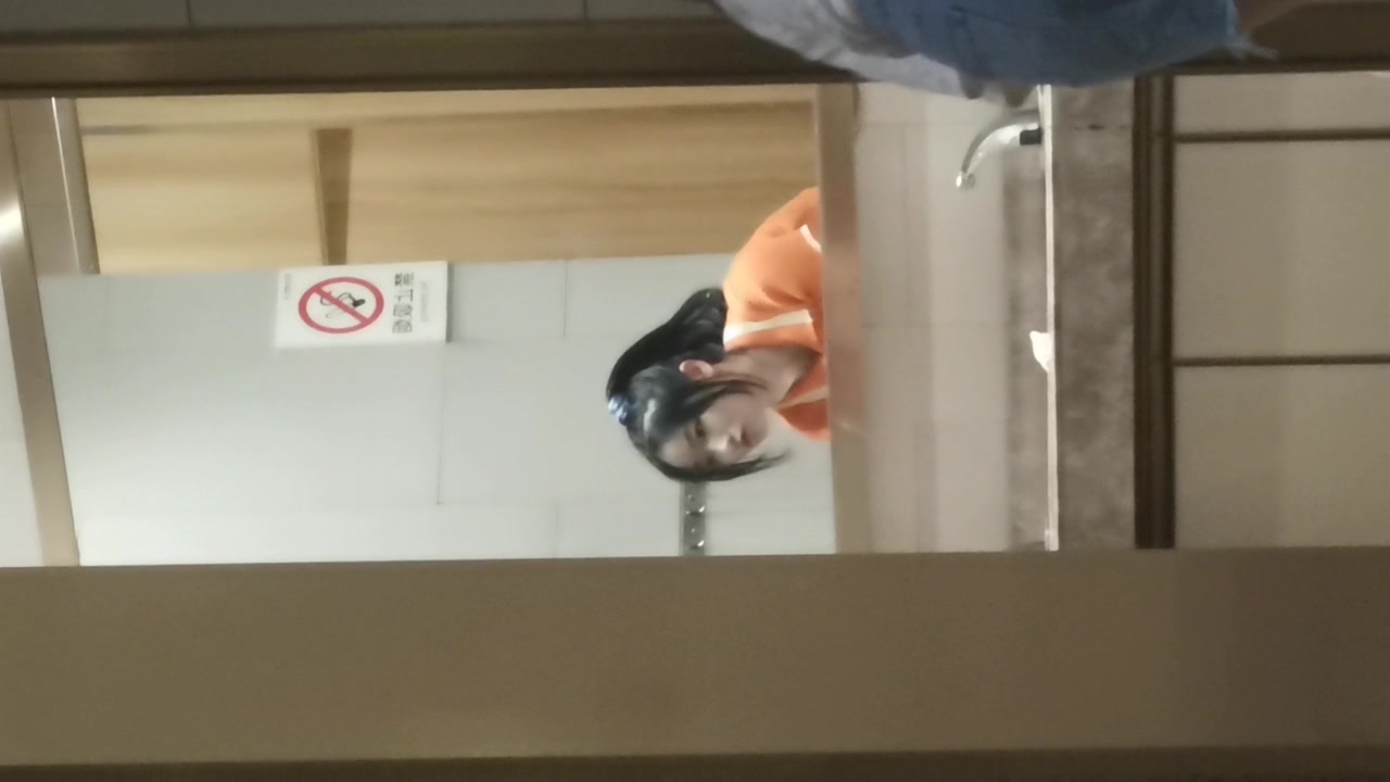 商城女厕蹲守露脐T恤破洞牛仔小正妹,丰满的胸部和鲜嫩穴肉真馋人