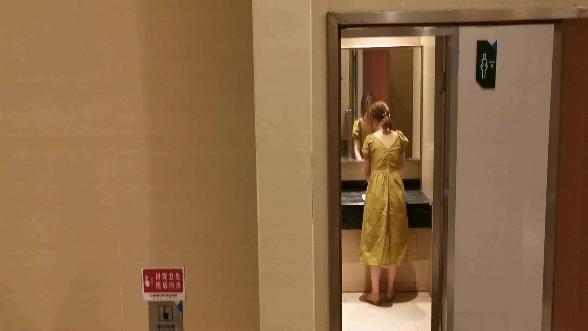 长裙美女尿完后一直臭美照镜子