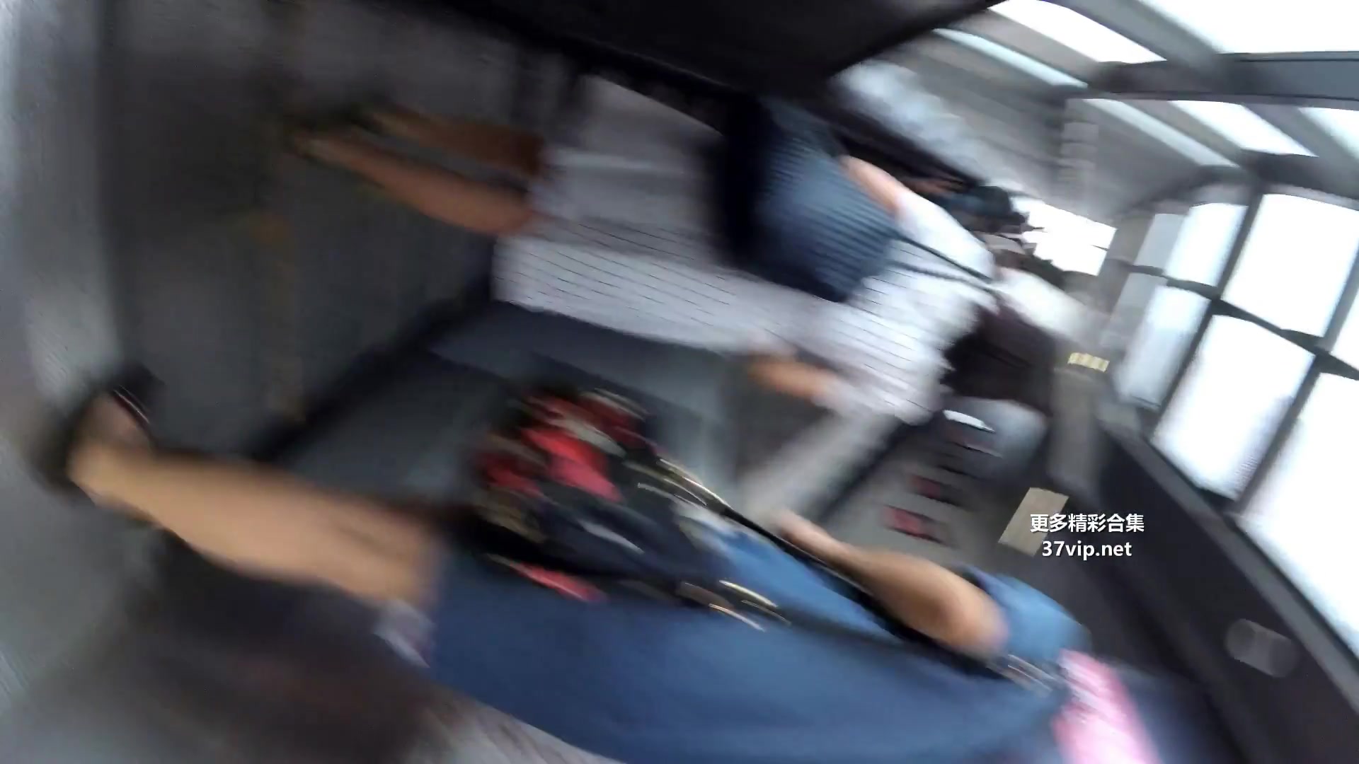 国内偷拍女子裙底白裤衩