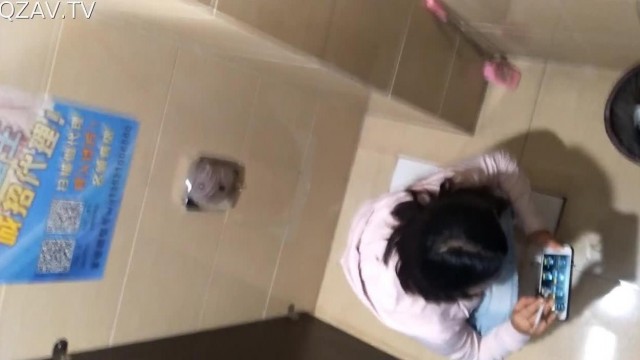 看完逼问路拍脸：杂志社粉高跟蕾丝内绝美编辑大张的湿滑逼洞真欠日