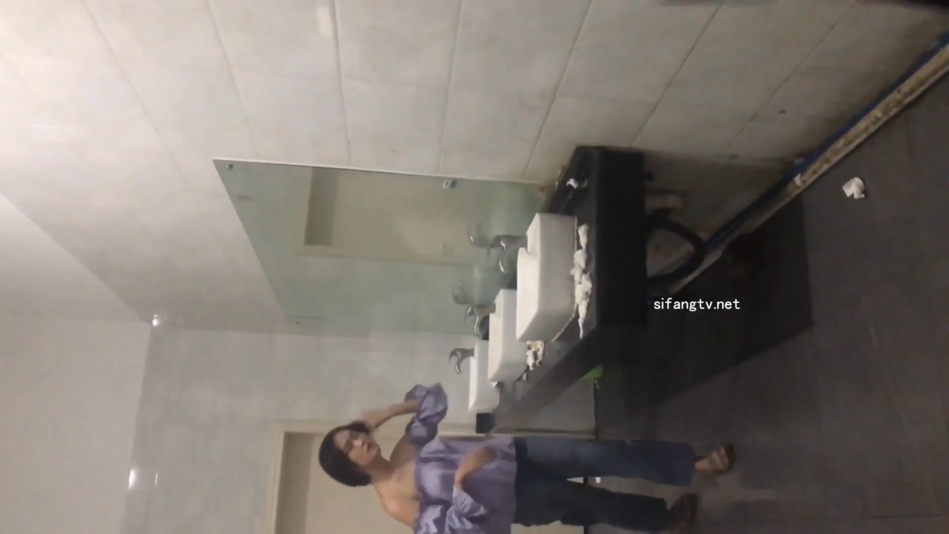 短发美眉尿尿如洪水