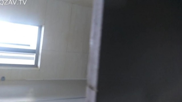 看完逼问路拍脸：刚毕业清纯眼镜学妹发育丰满的肥唇和嫩穴还没开苞