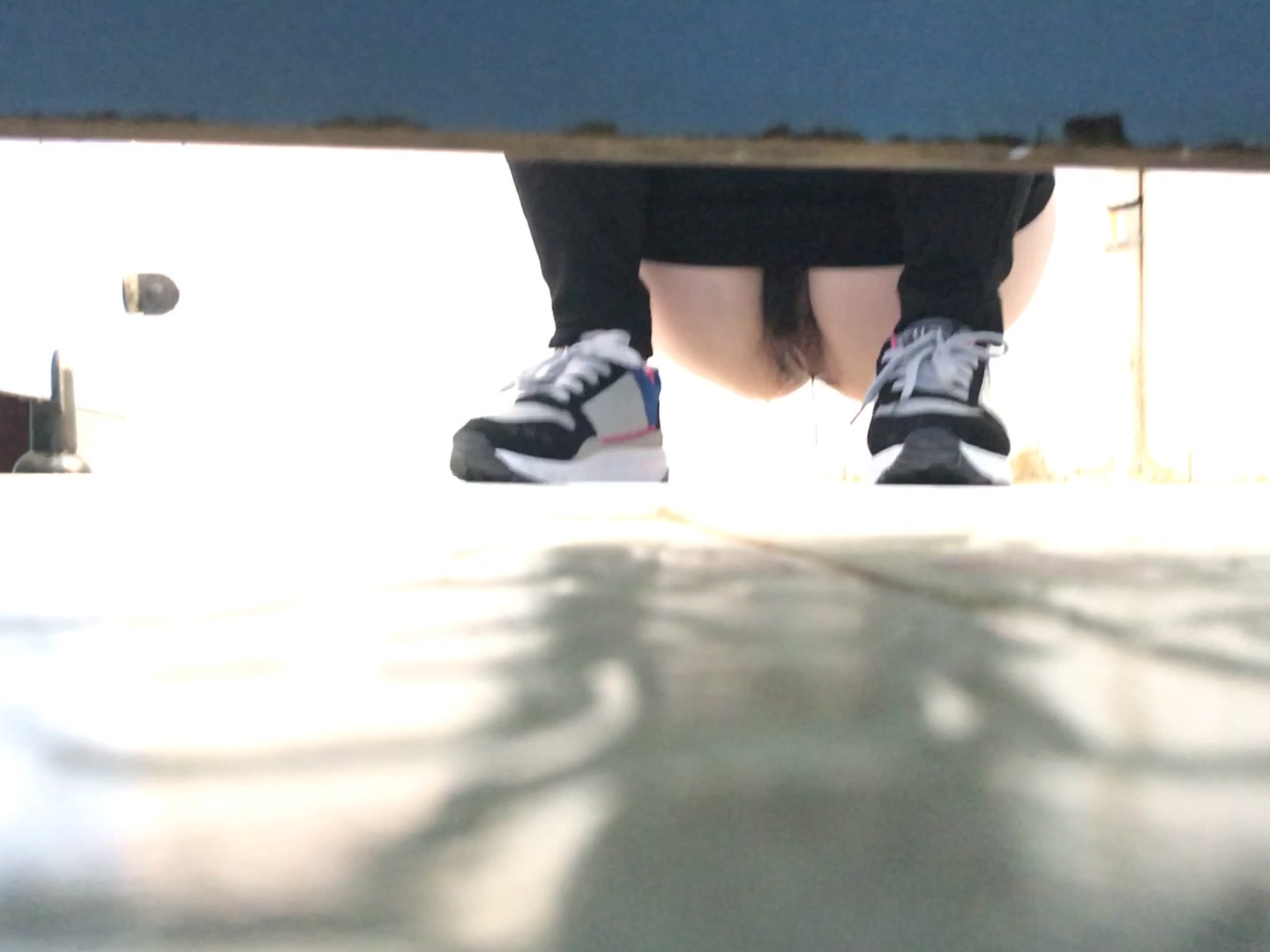 年轻少女的小穴. 雪嫩肥美鲍鱼尿尿如行云流水