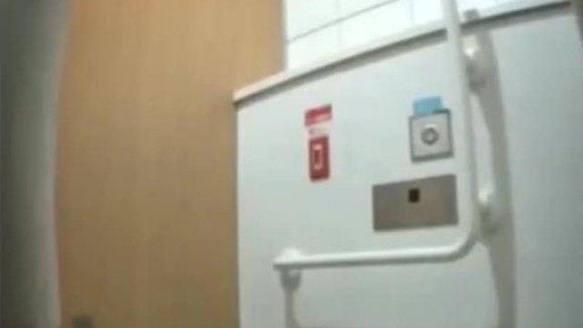 外站流出商城蹲厕固定偷拍逼毛茂盛的条纹衣服靓妹不小心把内裤弄脏了