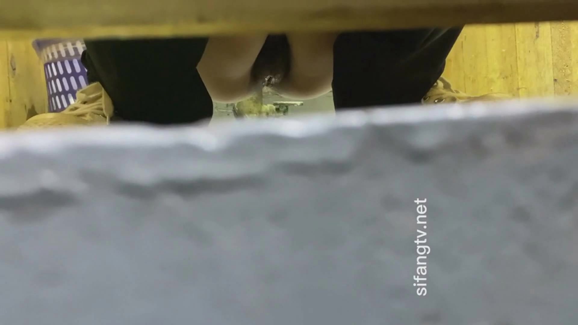 艺术学院女厕偷拍两位漂亮的披肩发美女 有些发黑的肥美鲍鱼