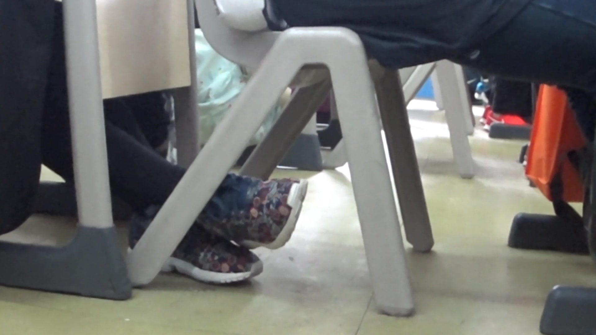 偷拍同班女生嘘嘘