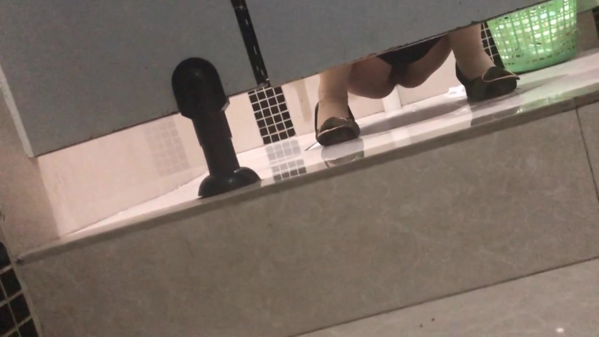 最新电影院偷窥二个美女嘘嘘