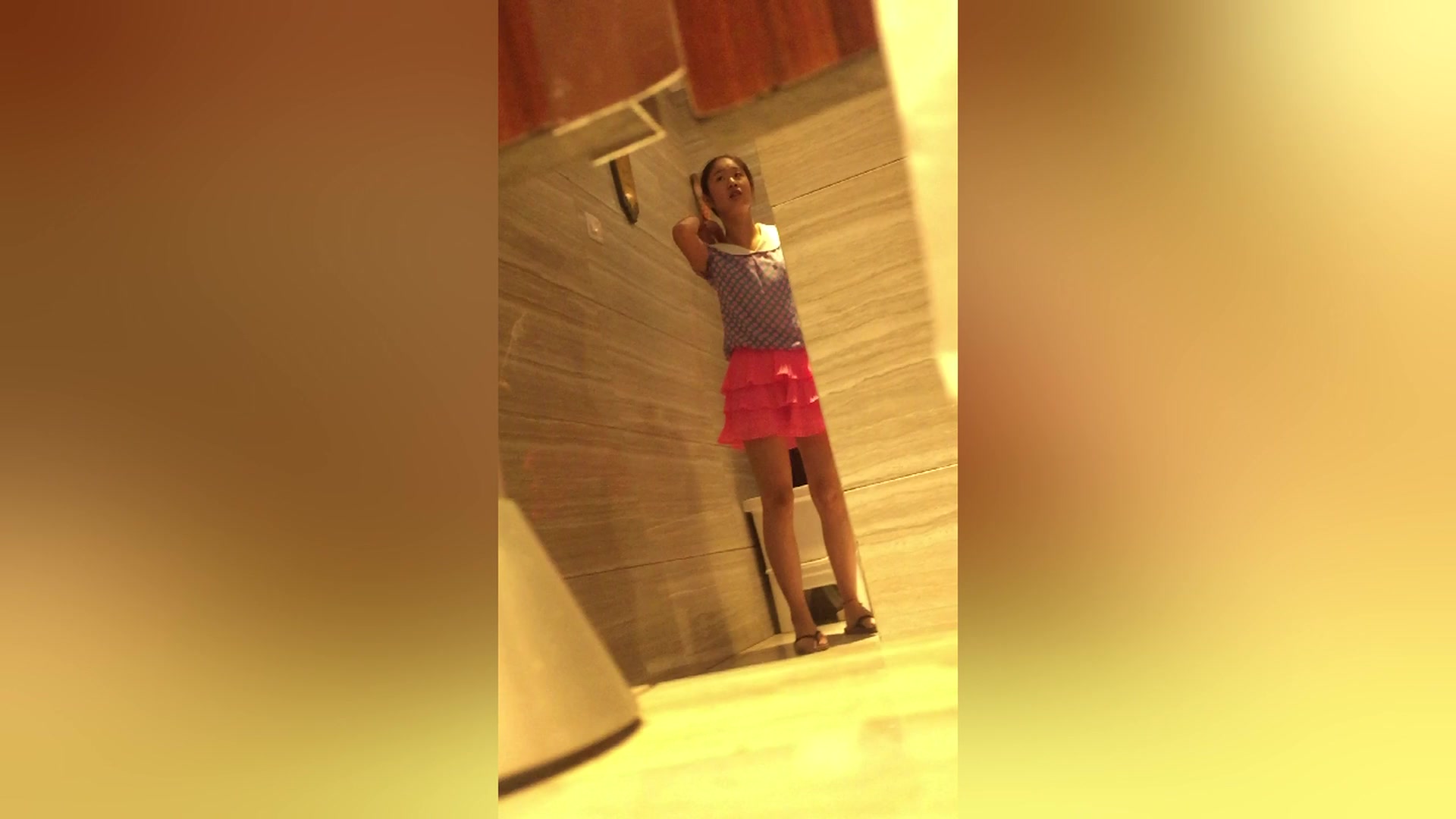 最新厕拍二个清纯高中小妹 ,看这尿尿就知道是个处 聚而不散