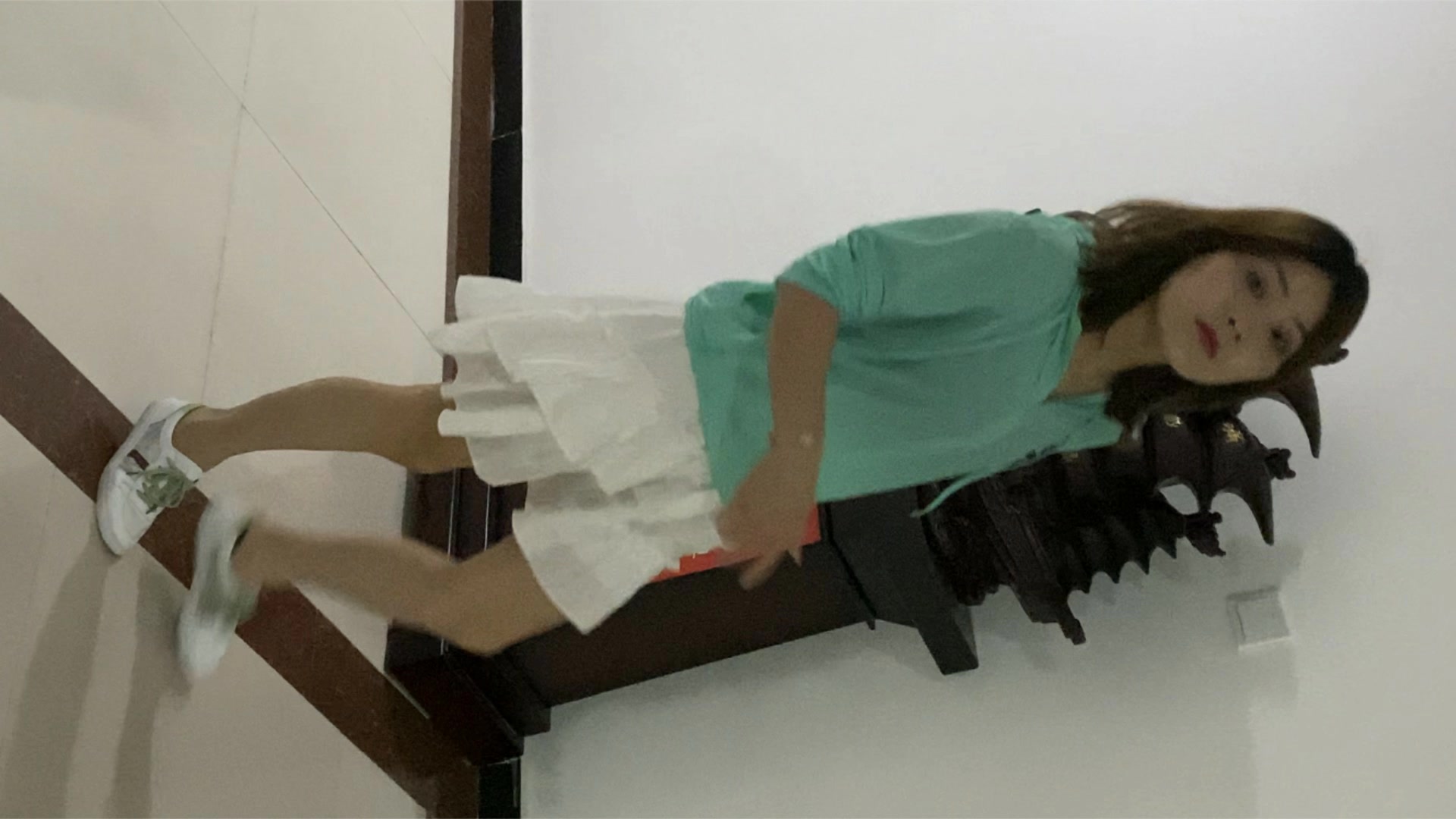 大神潜入女厕偷拍 两位青春靓丽的美女主播 两枚肥厚的骚逼