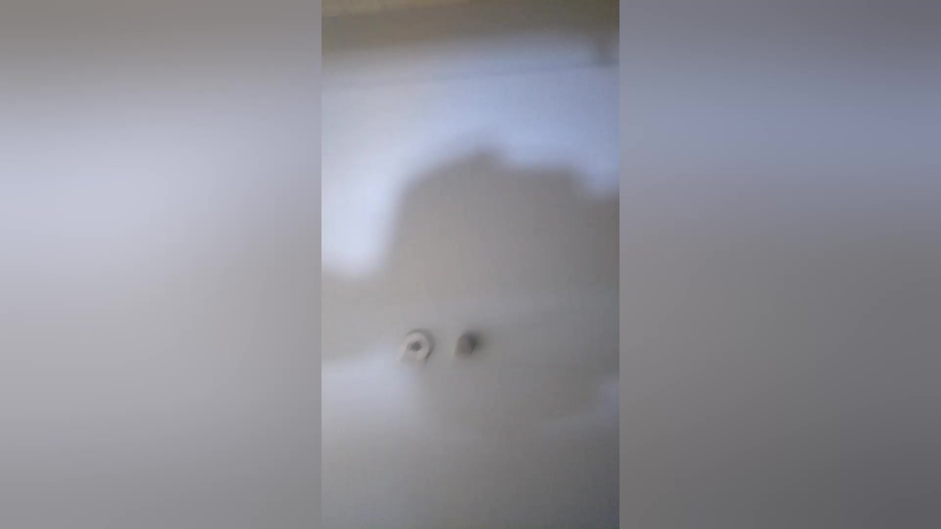 写字楼的办公美少妇，白衣衬衫白色高跟鞋 尿尿没想到这么大的泄洪量！