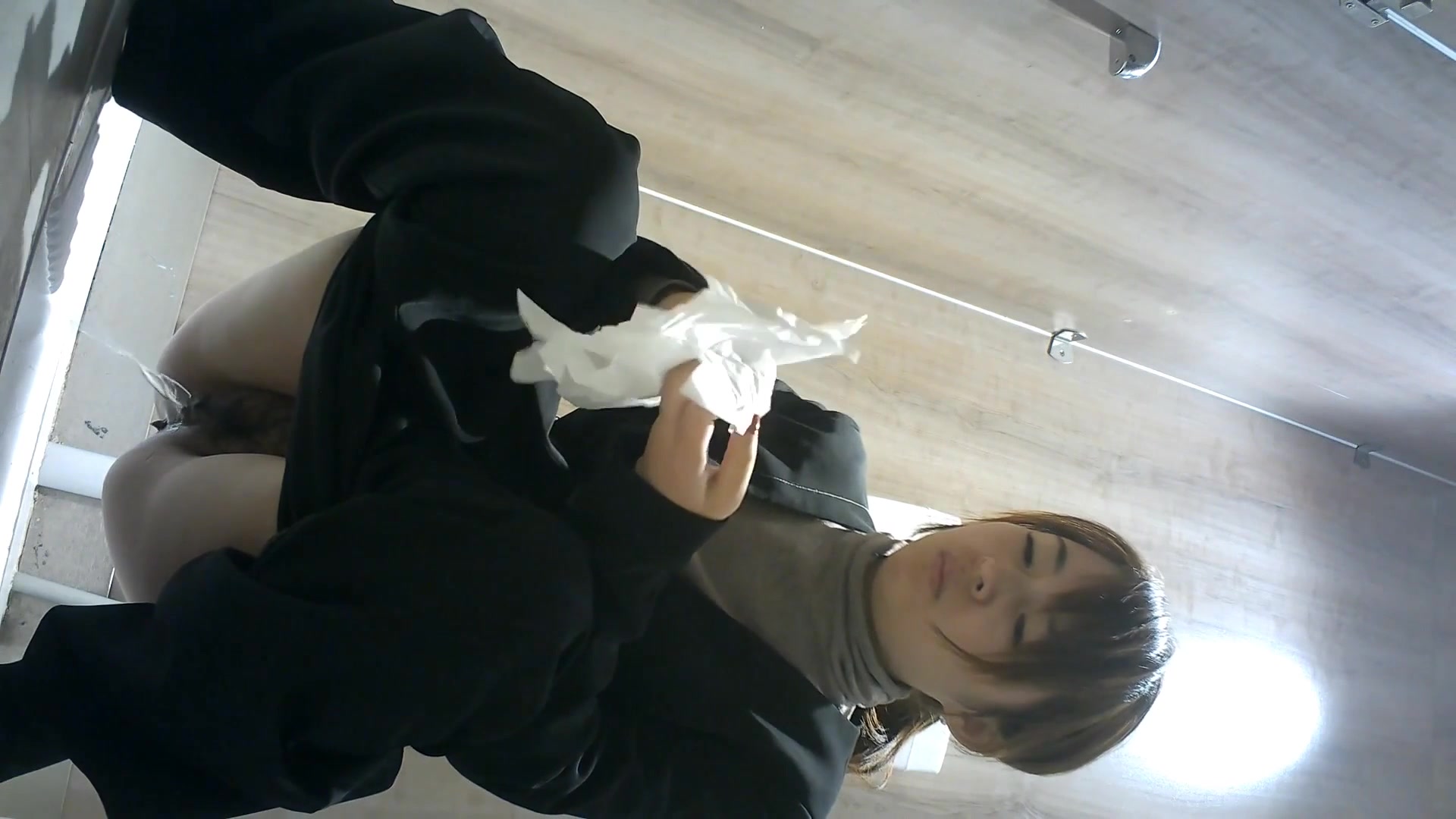 全景厕拍一身黑装马尾辫少妇 稀疏的穴毛肥唇微微凸起