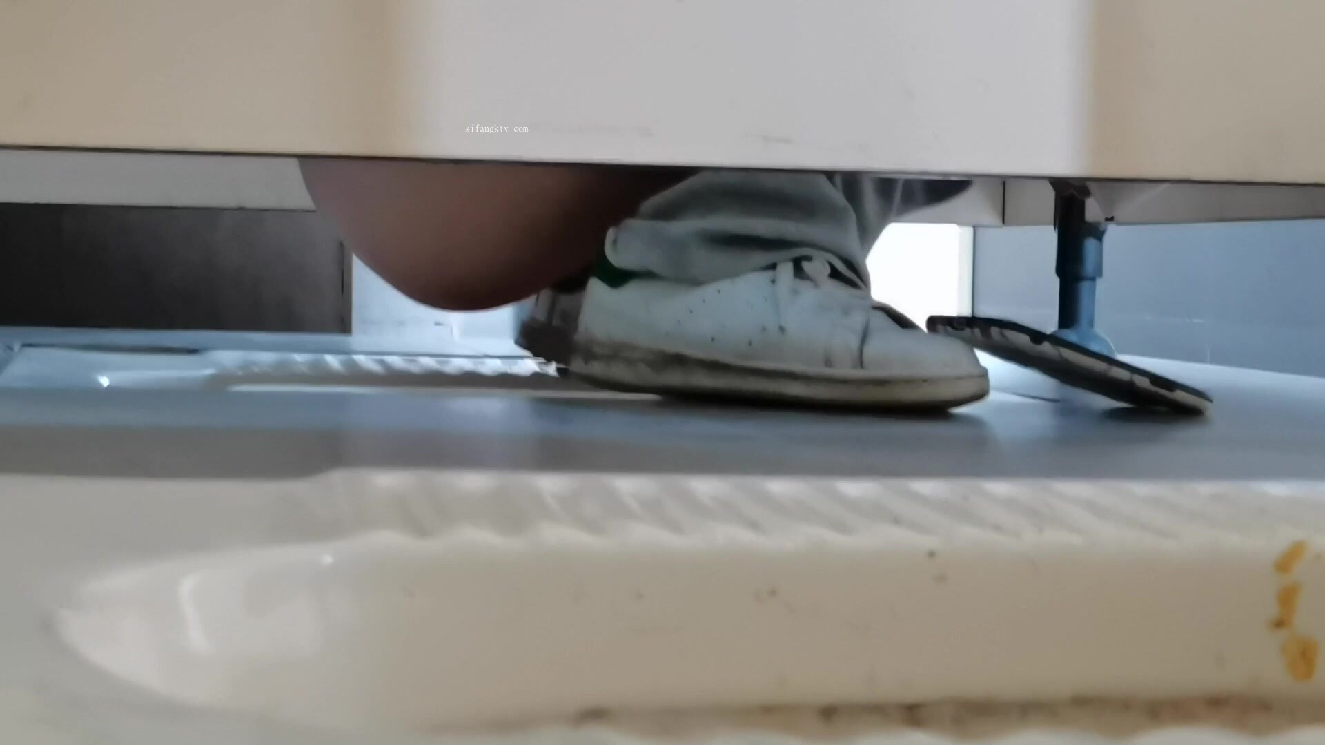 网友求档私房售价60元魔手外购 极品厕拍《艺校极品学生妹》(同学)1 (5)