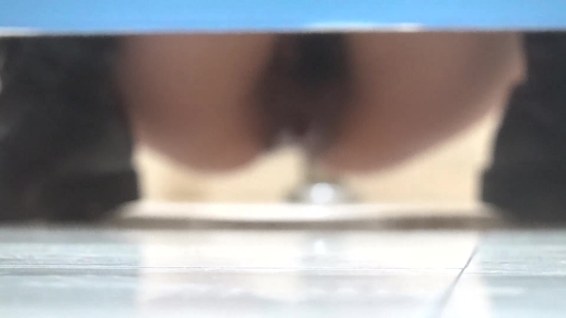 娱乐城女厕蹲守一身黑装气质少妇,两片肉唇剧烈蠕动把血挤出来了