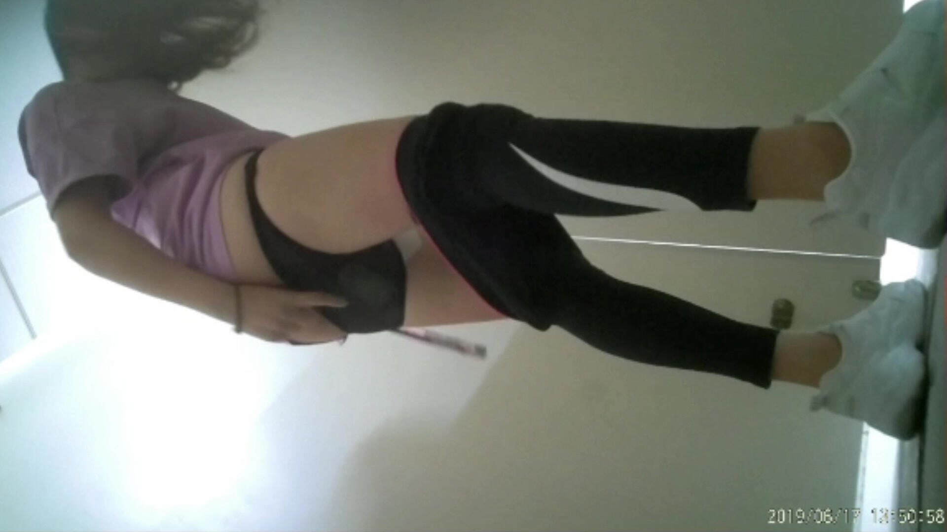 《极品CP魔手外购》坑神躲藏女厕隔间连续偸拍 超多小姐姐蹲坑韵味少妇美少女都有移动角度全景拍脸拍逼超级刺激 (5)