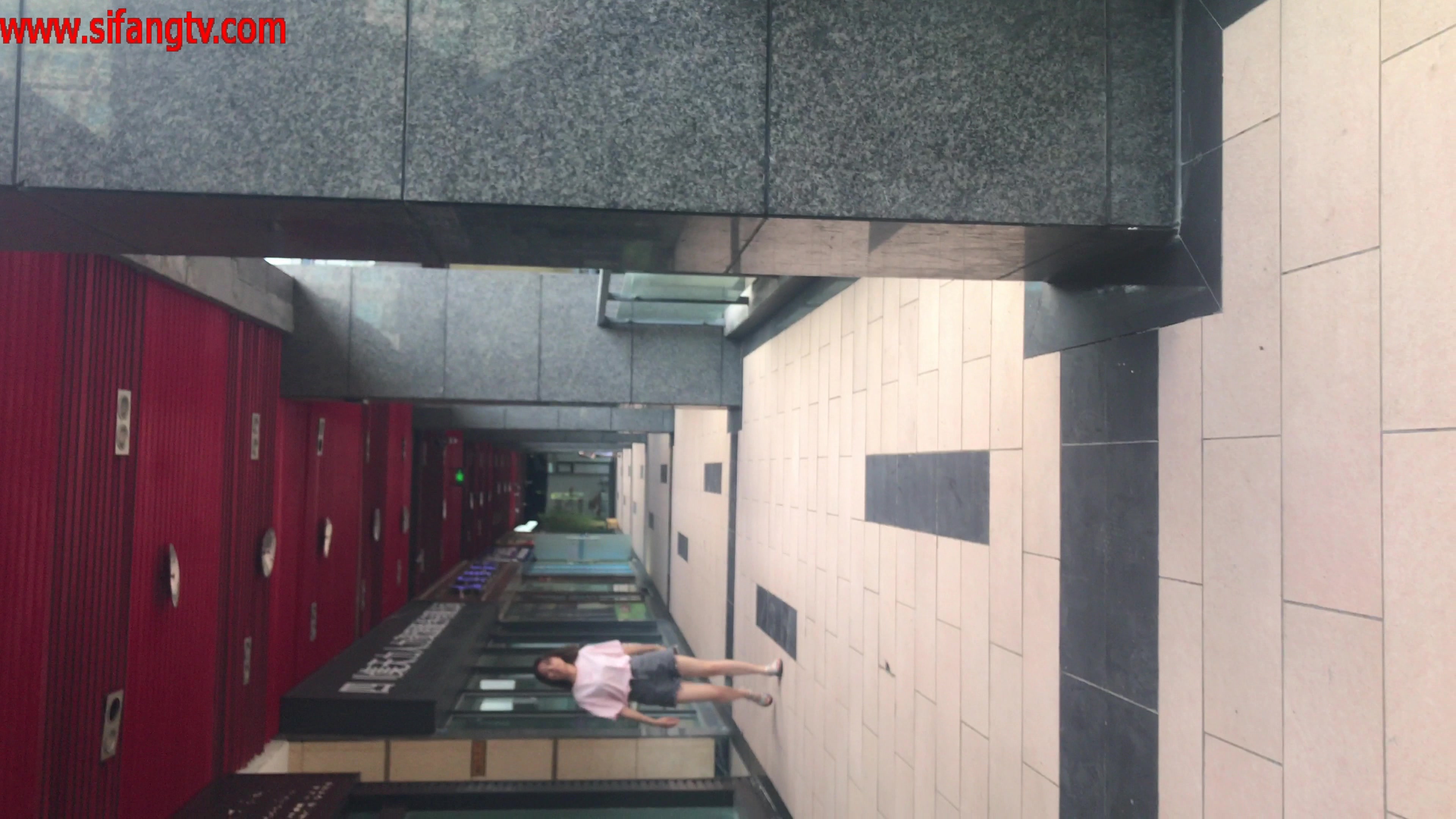 小美女一枚，白白净净，头发是真漂亮，下面尿尿的美穴相当给力，应该还是处女！