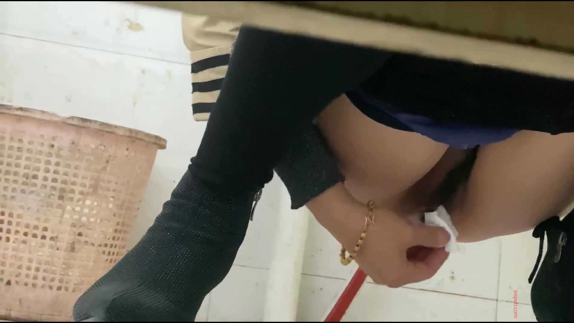 最新流出大神潜入商场女厕连拍两位美女