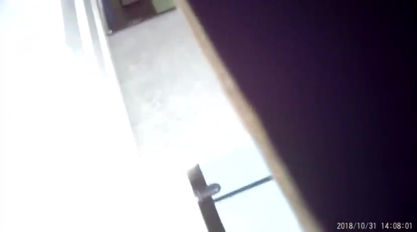 偷拍高颜值美艳少妇尿尿，性感的丁字内裤 掩盖不住脸上韵味的骚劲，来大姨妈，这样的女人男人天生的杀手！